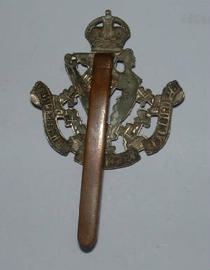 8thIRISHBnKINGSREGTRARELONGSLIDERCAPBADGE4JPG.JPG