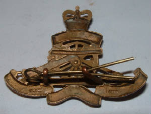 ROYALARTILLERYPOST1953GILTCAPBADGE2JPG.JPG